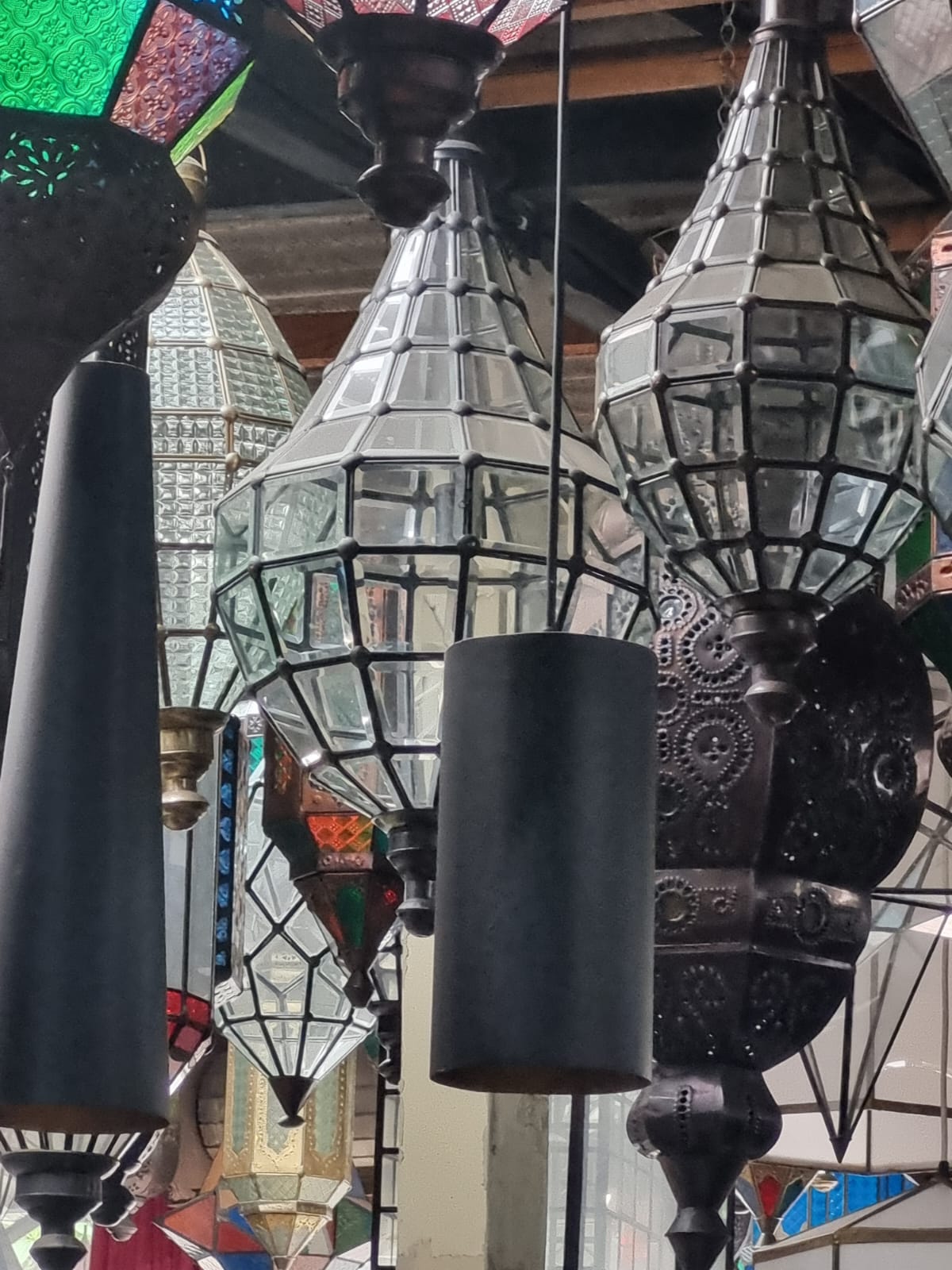 Koleksi lampu di showroom